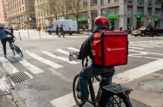 DoorDash and Uber Eats Price Supply Staff Thousands and thousands of {Dollars} in Suggestions, NYC Says